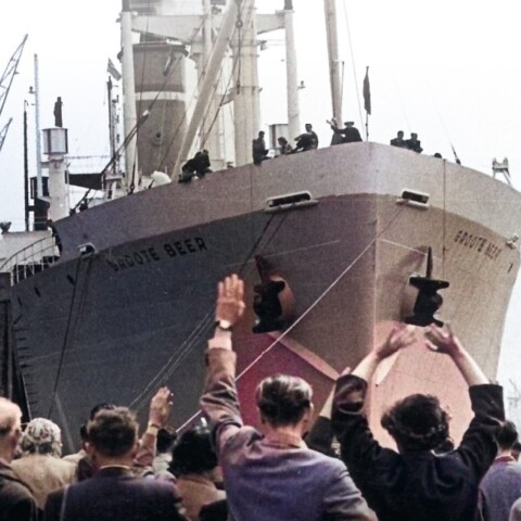 Achterblijvers zwaaien emigranten op de Groote Beer uit vanaf de kade, 1960. Fragment van de cover van Retour Pretoria