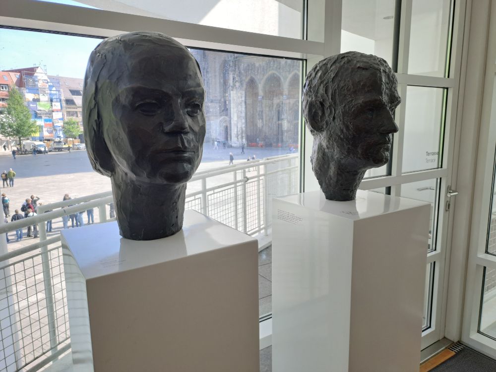 Bustes Hans en Sophie Scholl in het stadhuis