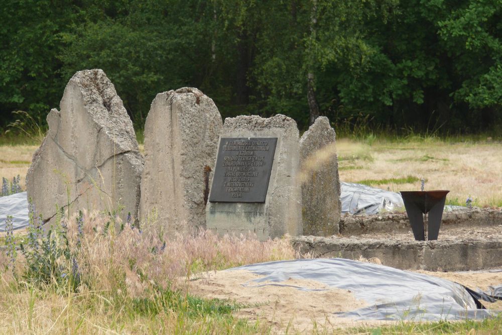 Resten van een openluchtcrematieplaats in het boskamp van Chełmno