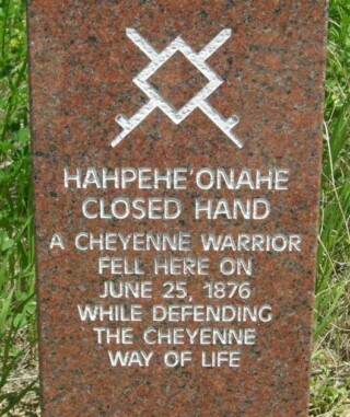 Gedenksteen voor een gesneuvelde Cheyenne-strijder op het slagveld van de Little Bighorn