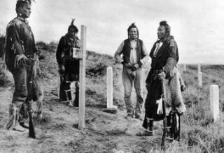 Voormalige Crow-verkenners van het Amerikaanse leger bezoeken rond 1913 het slagveld van de Little Bighorn.