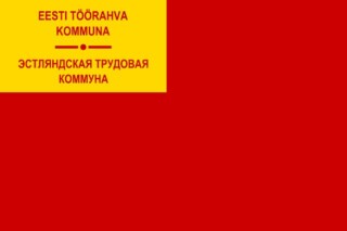 De vlag van de Narva-commune. Het opschrift linksboven betekent ‘Estlandse Werkliedencommune’ in het Ests en Russisch.