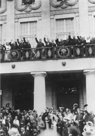 Optimisme in Weimar na de beëdiging van Friedrich Ebert als eerste Rijkspresident, 21 augustus 1919.
