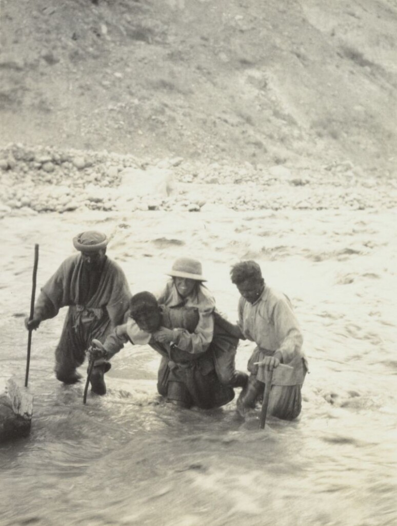 Jenny wordt tijdens een oversteek over de Hispar rivier gedragen - 1925