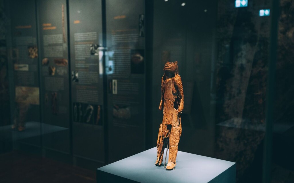 De 'Löwenmensch' in het museum in Ulm