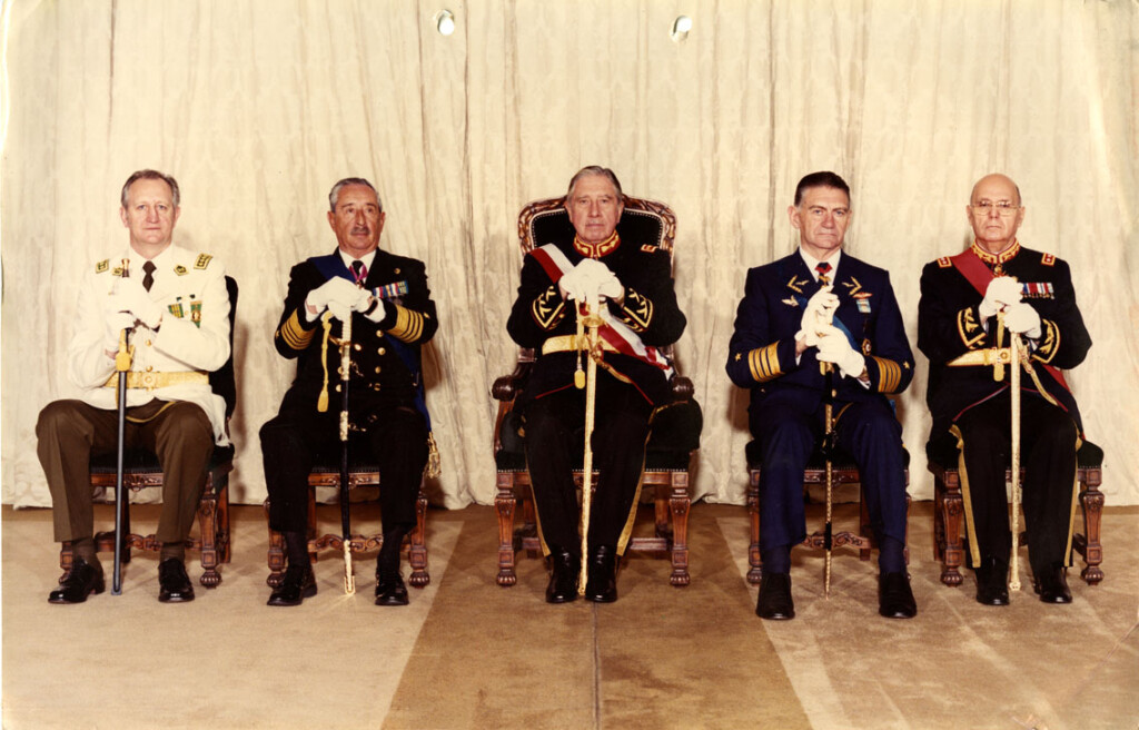 Augusto Pinochet met leden van de Chileense militaire junta in 1985.