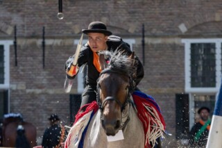 Een Zeeuwse ringrijder in opperste concentratie
