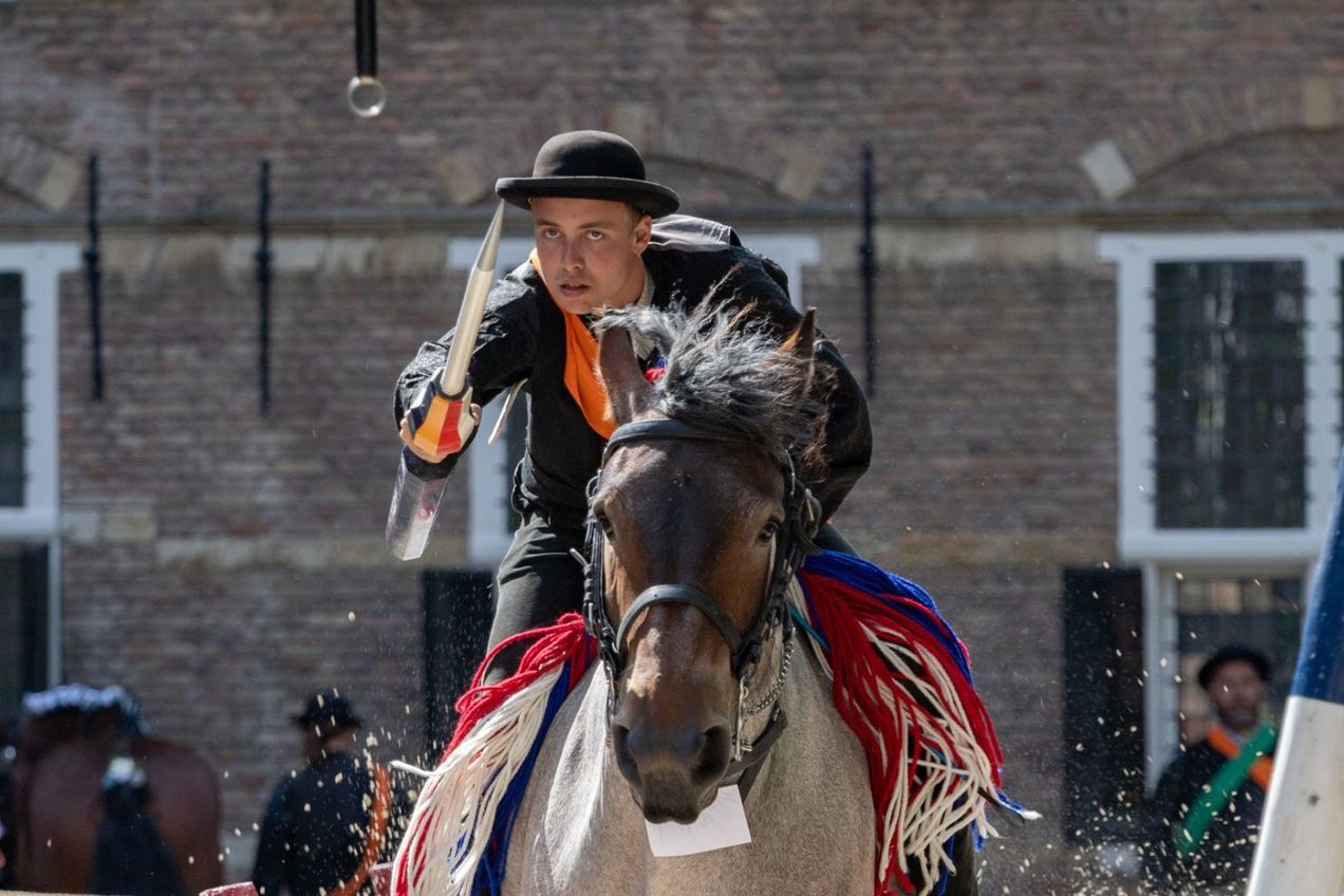 Een Zeeuwse ringrijder in opperste concentratie