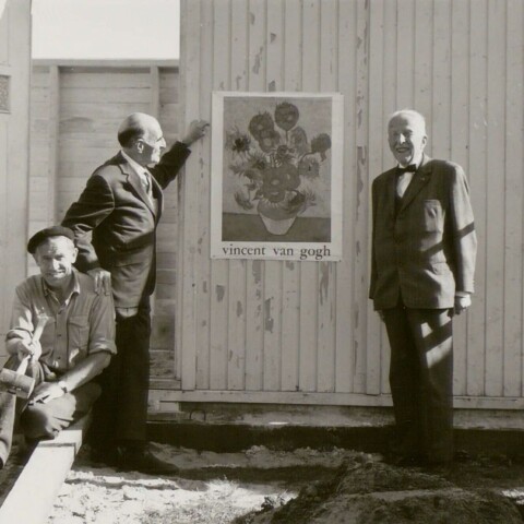 Ir. Vincent van Gogh (rechts) op de bouwplaats van het Van Gogh Museum, 1970, Collectie Van Gogh Museum, Amsterdam