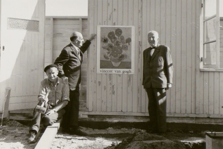 Ir. Vincent van Gogh (rechts) op de bouwplaats van het Van Gogh Museum, 1970, Collectie Van Gogh Museum, Amsterdam