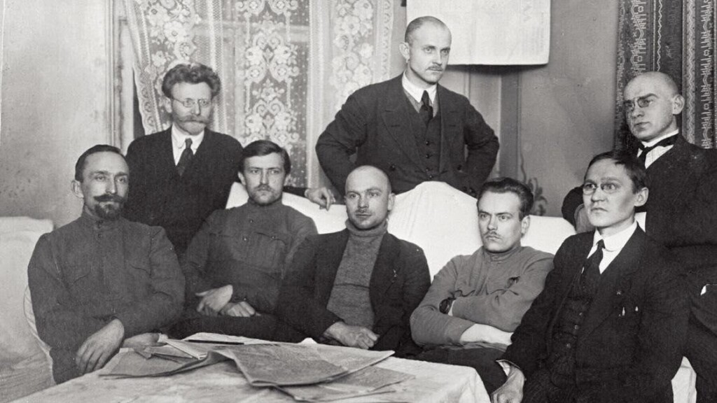 De revolutionaire commissarissenraad van de ‘Estlandse werkliedencommune’ van Narva. De meeste leden vluchtten na het inklappen van de commune naar Sovjet-Rusland en vielen daar in de jaren 1930 ten prooi aan de stalinistische zuiveringen 