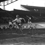 Fanny Blankers-Koen tijdens een eerdere wedstrijd op de 80 meter horden in het Olympisch Stadion in Amsterdam, 9 mei 1948