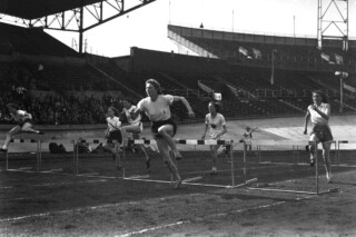 Fanny Blankers-Koen tijdens een eerdere wedstrijd op de 80 meter horden in het Olympisch Stadion in Amsterdam, 9 mei 1948