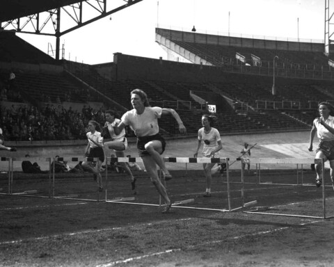 Fanny Blankers-Koen tijdens een eerdere wedstrijd op de 80 meter horden in het Olympisch Stadion in Amsterdam, 9 mei 1948