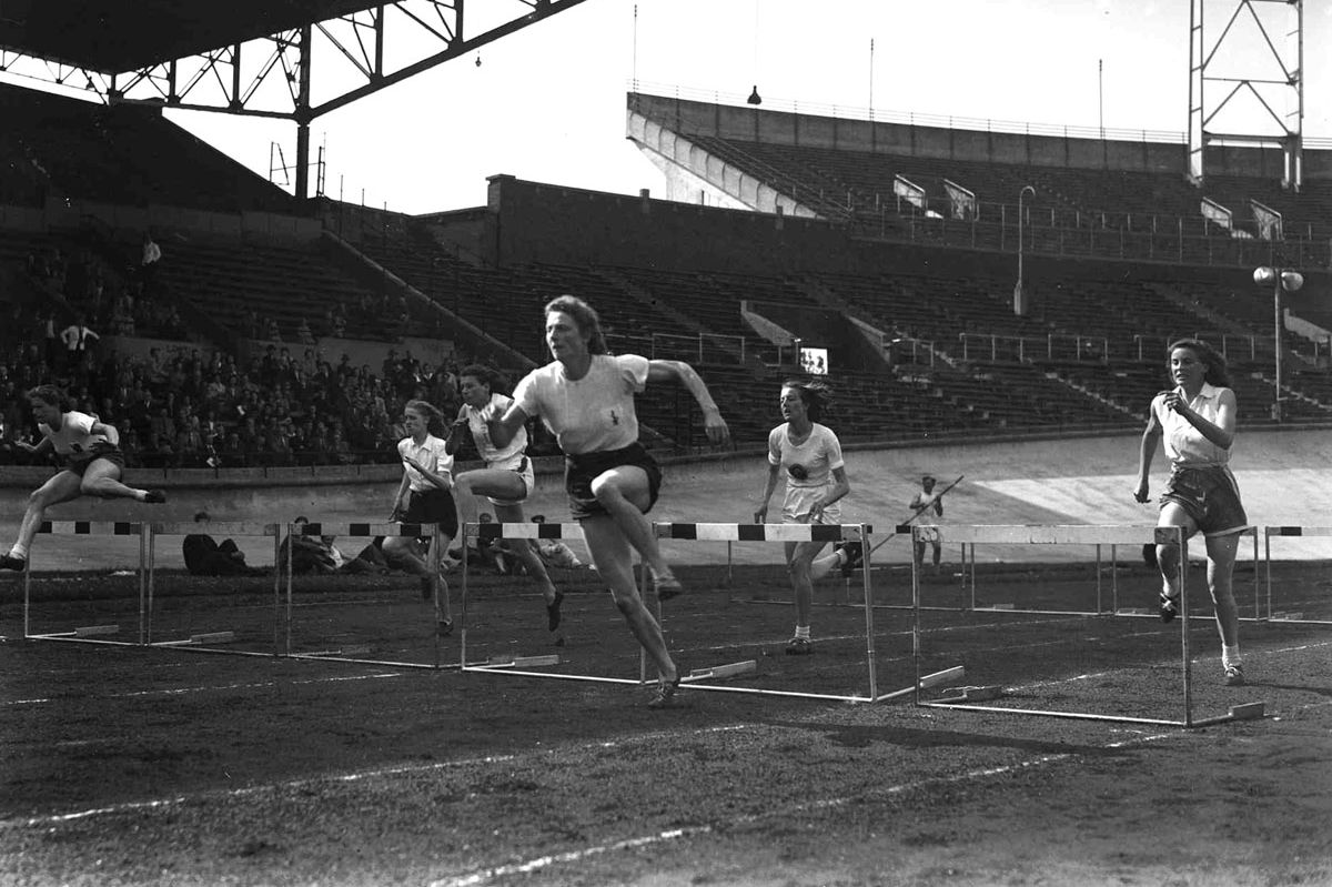 Fanny Blankers-Koen tijdens een eerdere wedstrijd op de 80 meter horden in het Olympisch Stadion in Amsterdam, 9 mei 1948