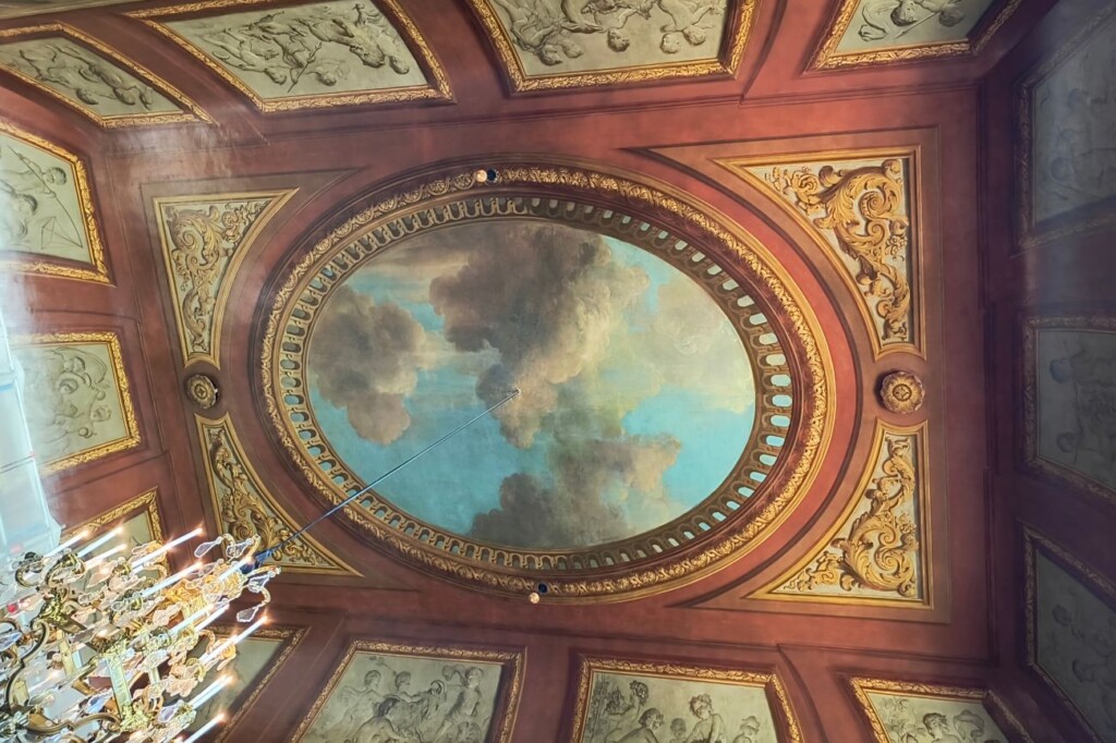 Zicht op de oculus in het trapportaal