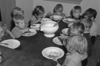 Jonge kinderen van (vermeende) NSB-ouders eten in oktober 1945 in een opvanglocatie voor zogenoemde oorlogspleegkinderen.
