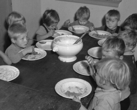 Jonge kinderen van (vermeende) NSB-ouders eten in oktober 1945 in een opvanglocatie voor zogenoemde oorlogspleegkinderen.