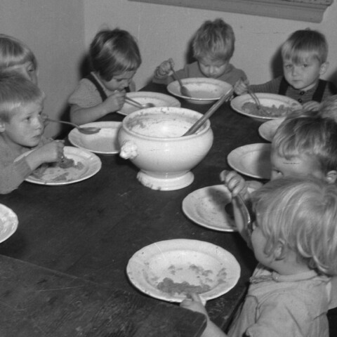Jonge kinderen van (vermeende) NSB-ouders eten in oktober 1945 in een opvanglocatie voor zogenoemde oorlogspleegkinderen.