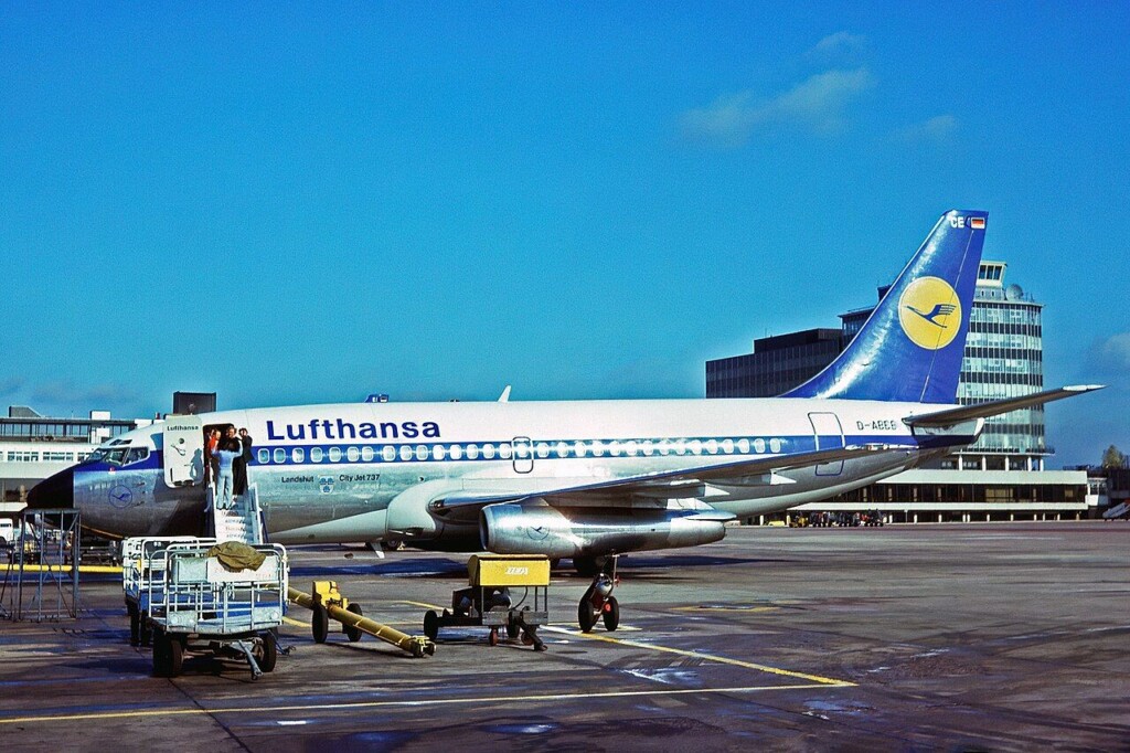 De Lufthansa Boeing 737 Landshut op luchthaven Manchester in 1975. Het toestel werd op 13 oktober 1977 gekaapt.