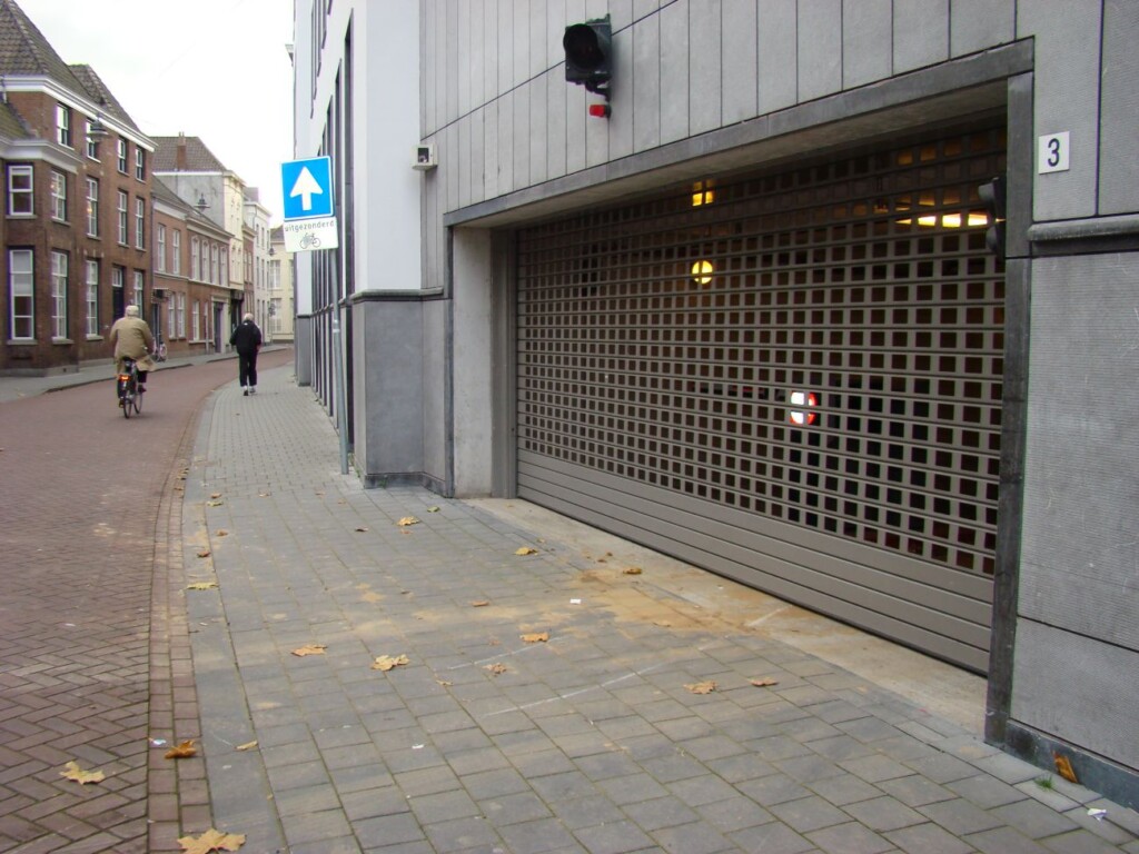 De parkeergarage vanaf de straatkant gezien.