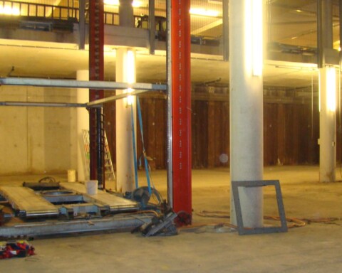 Een parkeerlift, overblijfsel van de CVSS installatie