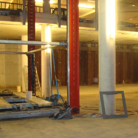 Een parkeerlift, overblijfsel van de CVSS installatie