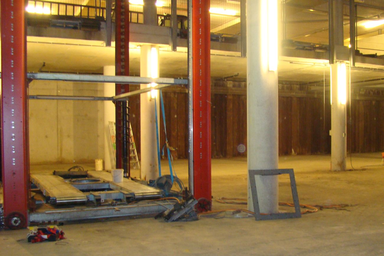 Een parkeerlift, overblijfsel van de CVSS installatie