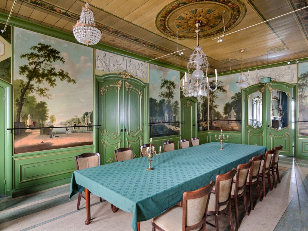 De voormalige raadszaal van het raadhuis in Zaandijk, met geschilderde landschappen uit 1804 