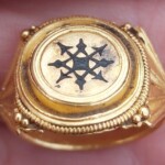 Gouden ring uit de derde of vierde eeuw na Christus, gevonden in het beekdal van het Nieuwe Drostendiep in Drenthe.