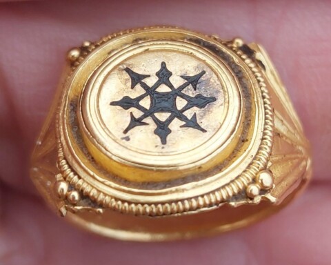 Gouden ring uit de derde of vierde eeuw na Christus, gevonden in het beekdal van het Nieuwe Drostendiep in Drenthe.