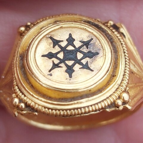 Gouden ring uit de derde of vierde eeuw na Christus, gevonden in het beekdal van het Nieuwe Drostendiep in Drenthe.