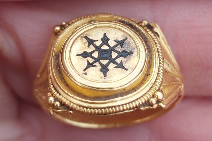 Gouden ring uit de derde of vierde eeuw na Christus, gevonden in het beekdal van het Nieuwe Drostendiep in Drenthe.