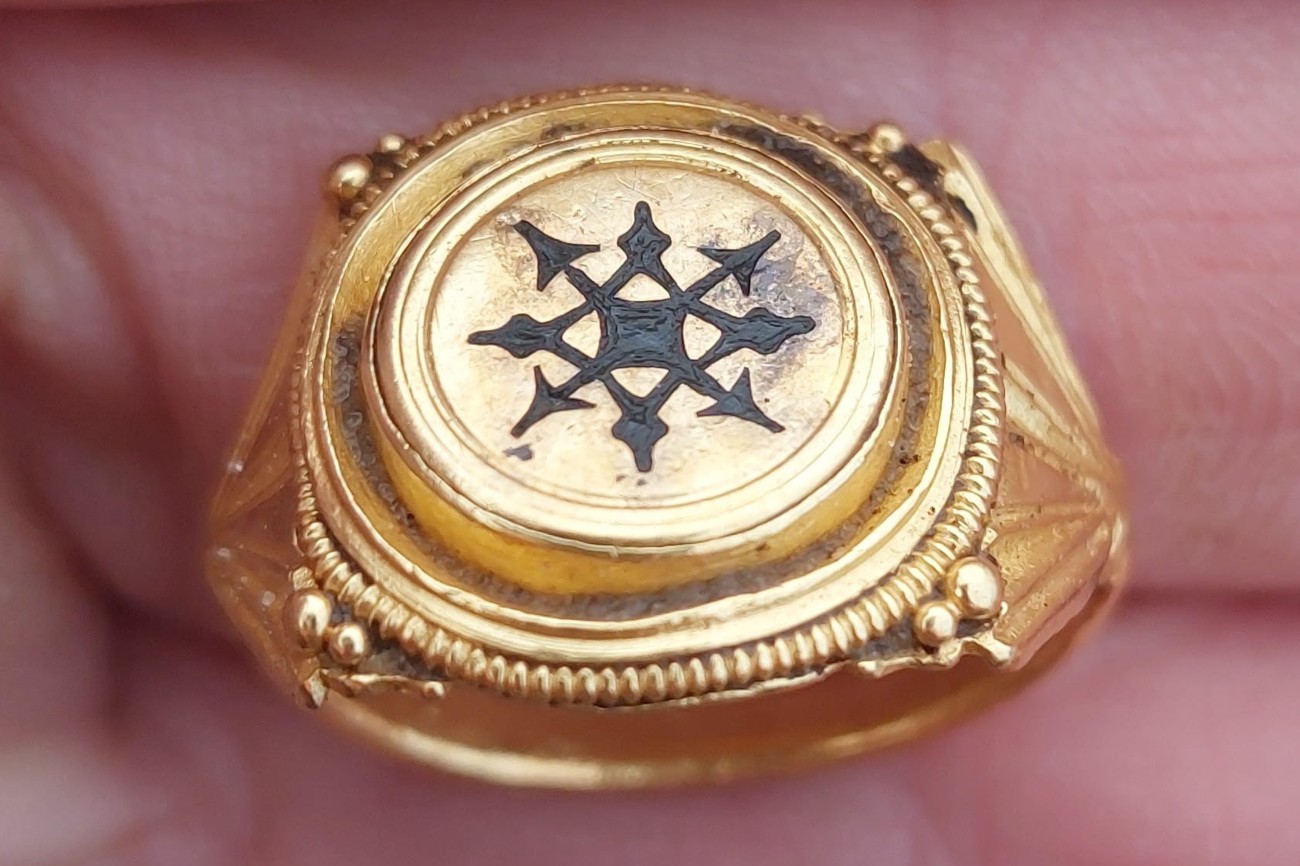 Gouden ring uit de derde of vierde eeuw na Christus, gevonden in het beekdal van het Nieuwe Drostendiep in Drenthe.
