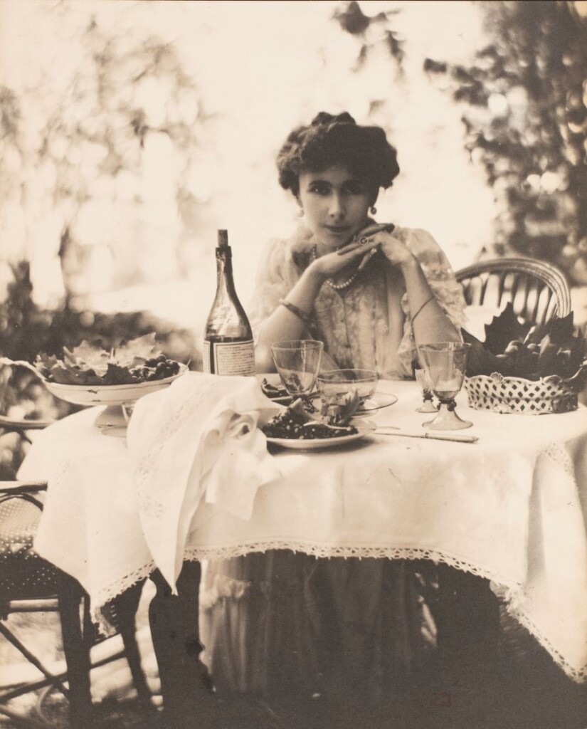 Adolphe de Meyer, Portret van Olga de Meyer in de tuin van het Palazzo Balbi-Valier, ca. 1904–1908