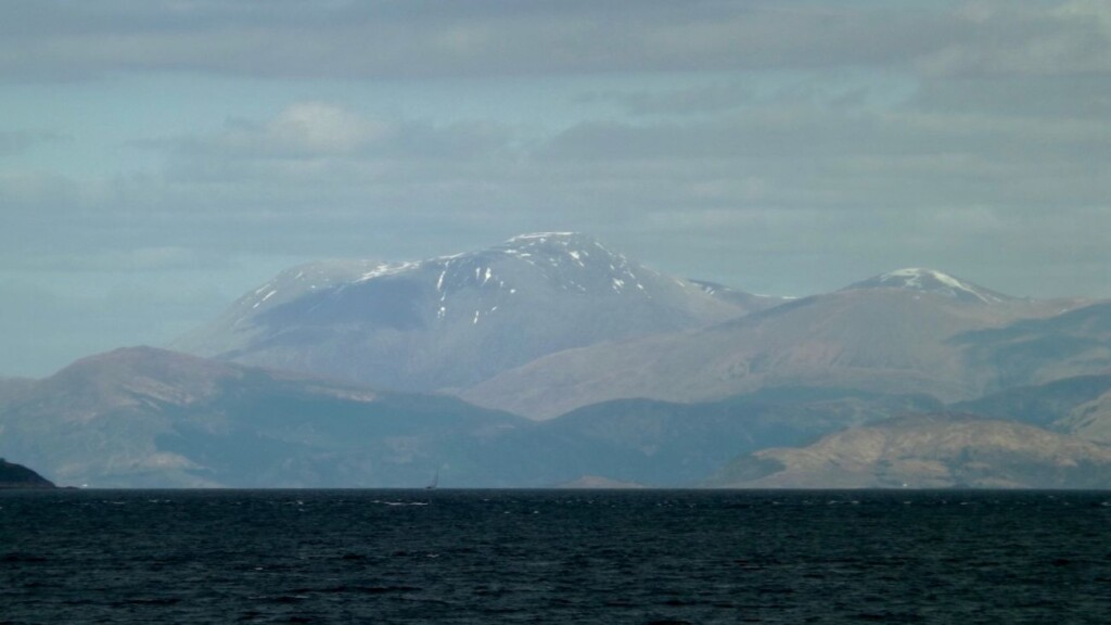 De Ben Nevis (1.345 meter), de hoogste berg van het Verenigd Koninkrijk. Tijdens de laatste ijstijd vormden zich op en rond het massief omvangrijke gletsjers die een belangrijke rol speelden bij het ontstaan van de Parallel Roads of Glen Roy.