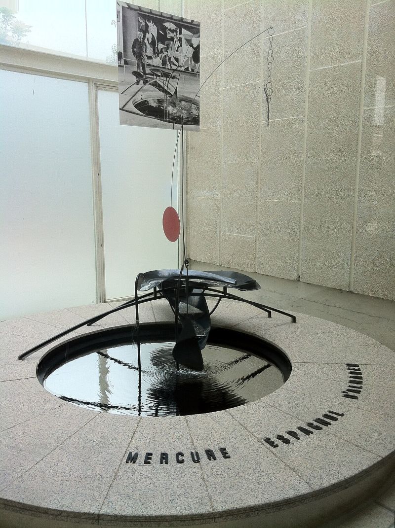 De kwikfontein van Alexander Calder in de Fundació Joan Miró in Barcelona.