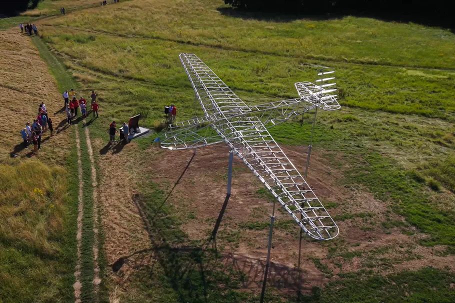 Heet zweefvliegtuig boven het fort van Eben-Emael