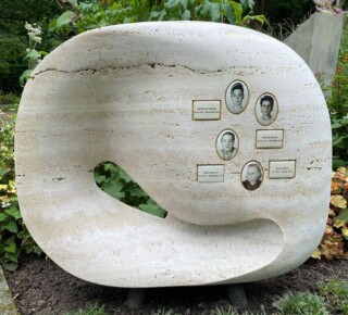 Gedenksteen in de Garten der Frauen in Hamburg voor de slachtoffers van seriemoordenaar Fritz Honka.
