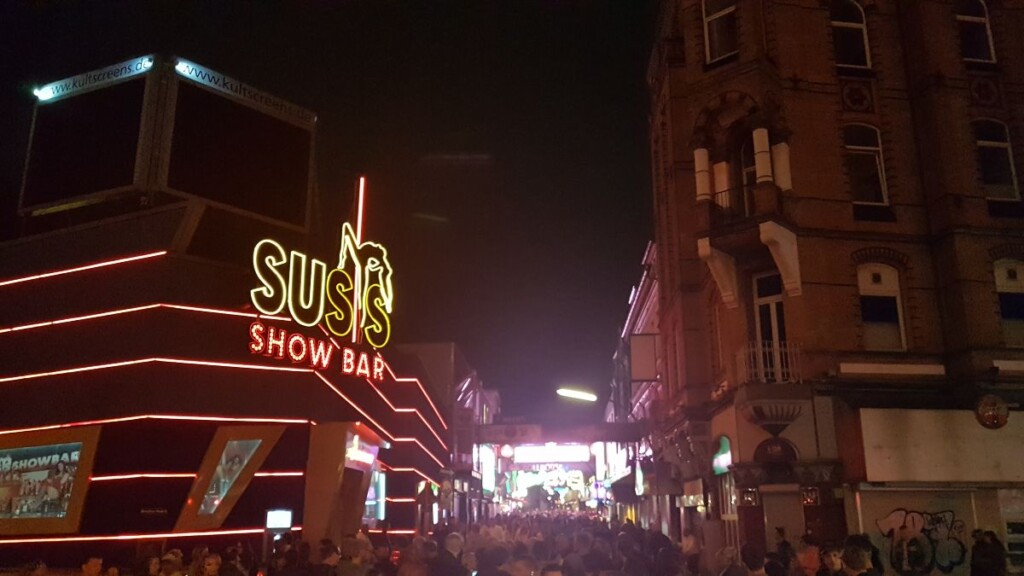 De Große Freiheit, een zijstraat van de Reeperbahn, gezien vanaf de Beatles-Platz bij nacht, 2018.