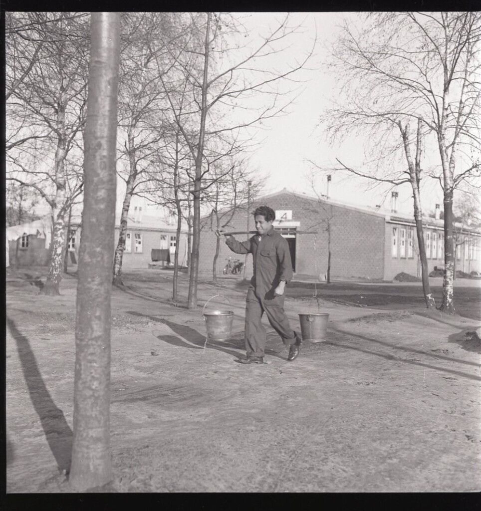Beeld uit Woonoord Lunetten in Vught, in 1954 vastgelegd door Anna de Wit - Collectie Nationaal Monument Kamp Vught