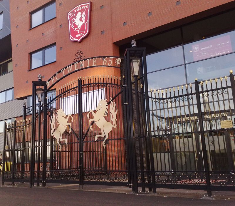 De ‘Poort van noaberschap’ bij stadion De Grolsch Veste in Enschede