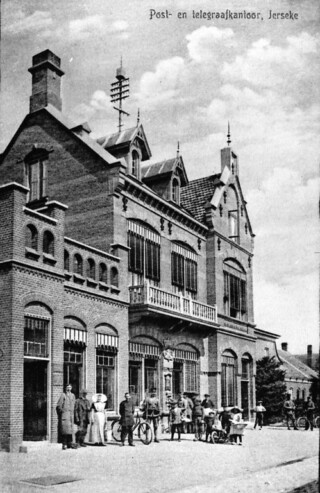 Het post- en telegraafkantoor van Yerseke. Prentbriefkaart, circa 1900.