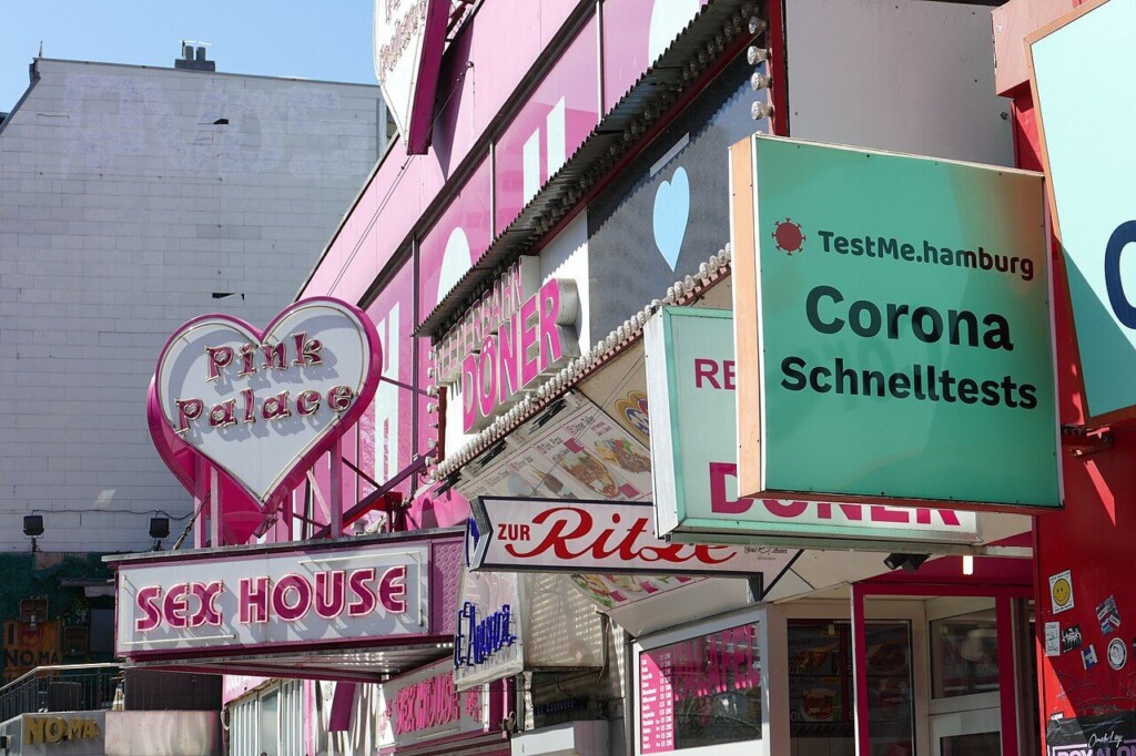 Straatbeeld op de Reeperbahn in Hamburg
