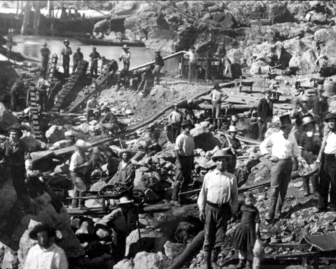Goudzoekers aan het werk langs de American River bij Sacramento