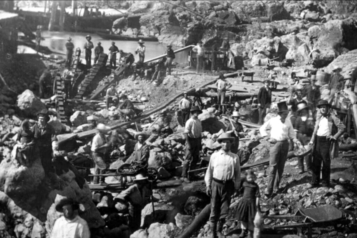 Goudzoekers aan het werk langs de American River bij Sacramento