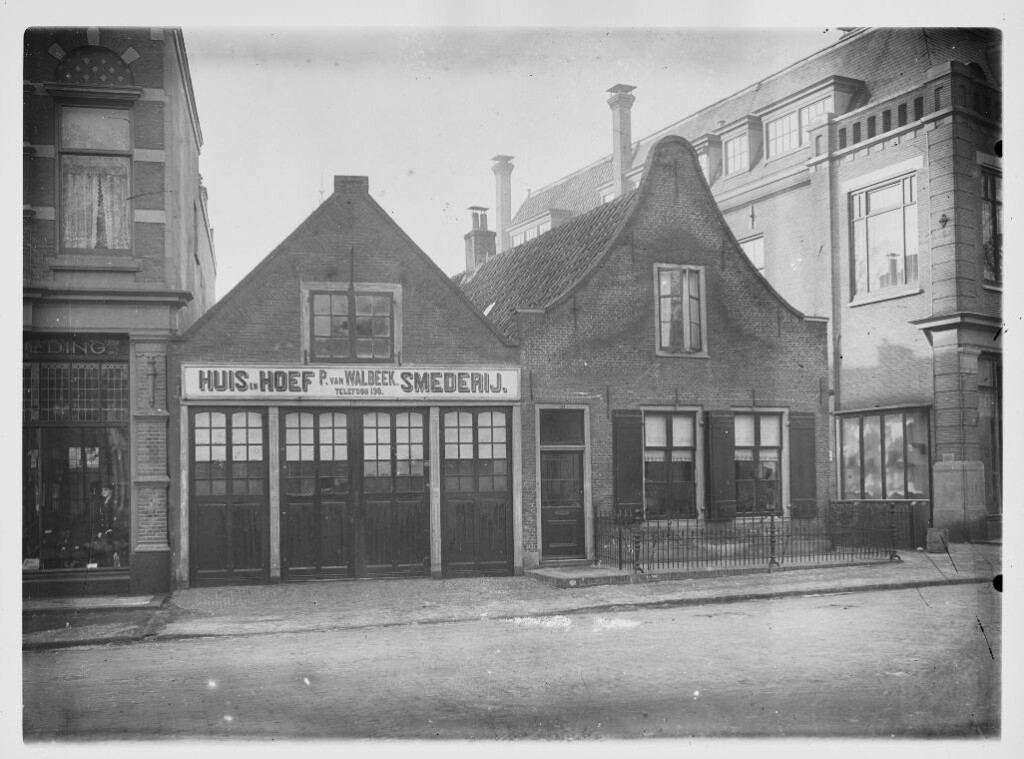 De Spijkerpandjes rond 1920, toen smederij Van Walbeek er was gevestigd. 