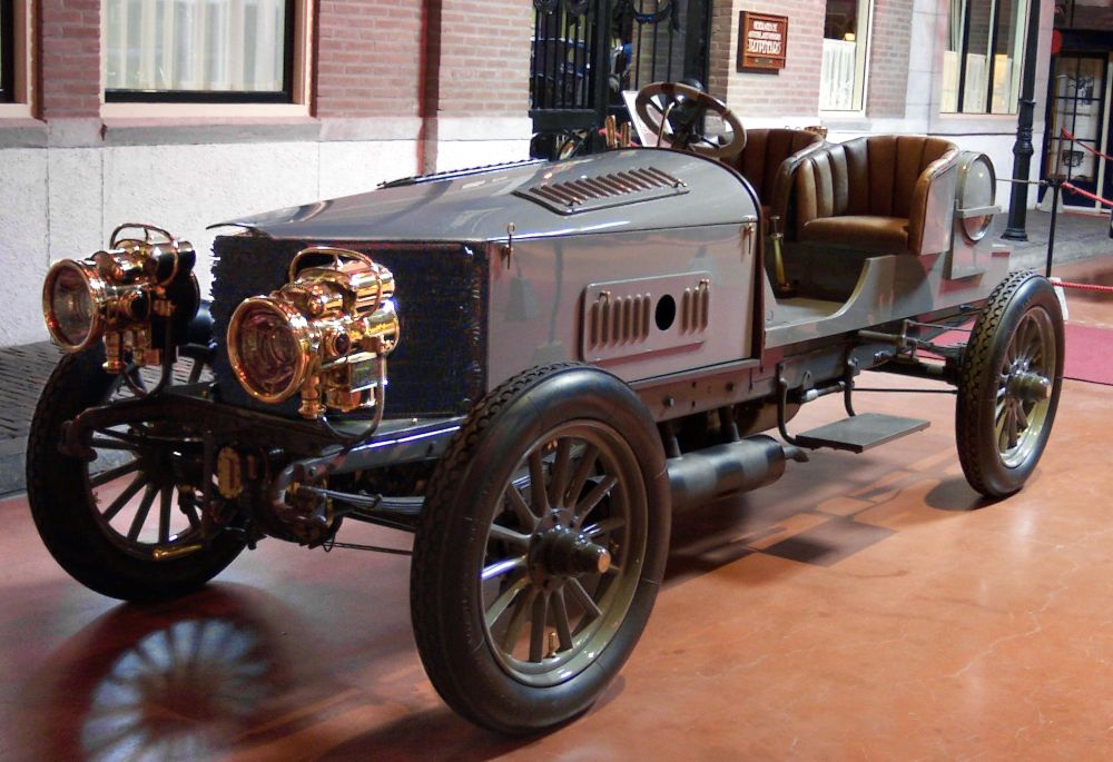 De eerste auto met vierwielaandrijving: de Spyker 60 H.P., te zien in het Louwman Museum Den Haag