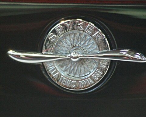 Logo Spyker: spaakwiel met een propeller