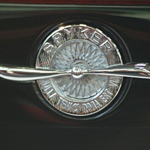 Logo Spyker: spaakwiel met een propeller